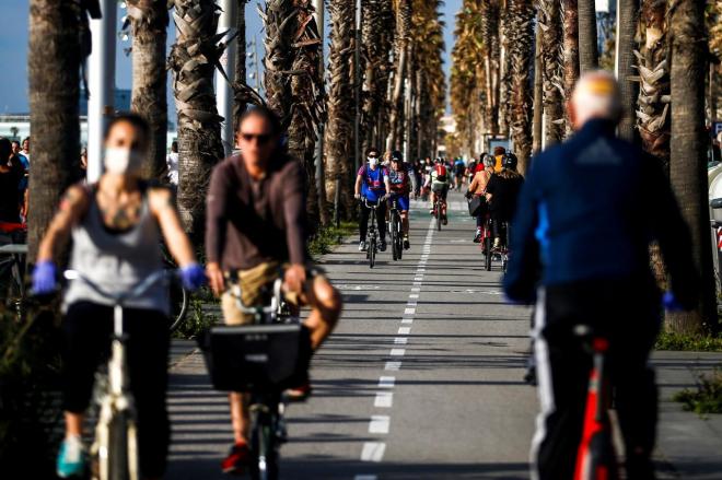 Varios ciudadanos dan un paseo en bicicleta por el Paseo Marítimo de Barcelona (FOTO: EFE).