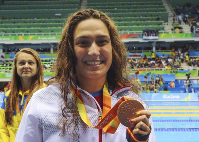 Ariadna Edo posa con su bronce en los 400 m libres de Río 2016.