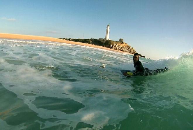 Un integrante de 'Los Mike Stewart', surfeando en Cádiz.