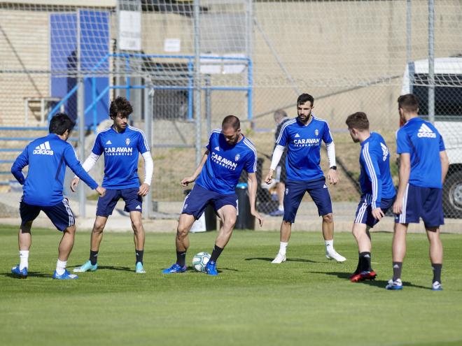 Varios jugadores del Real Zaragoza haciendo un rondo en el primer entrenamiento grupal tras el parón (Foto: Tino Gil/Real Zaragoza).