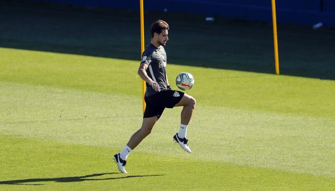 Luis Muñoz, con un balón en un entrenamiento reciente (Foto: LaLiga).