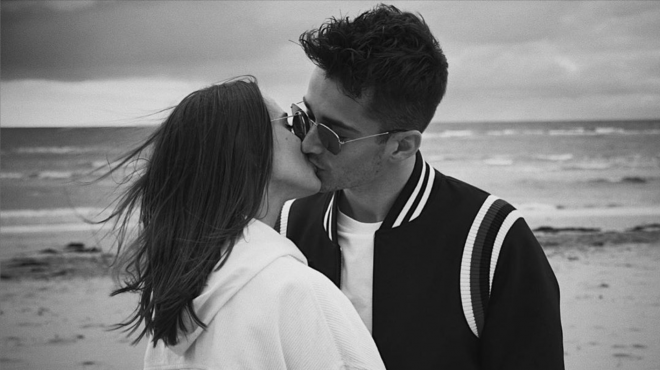 Charles Leclerc se da un beso con su novia, Charlotte Sine (Foto: Instagram).