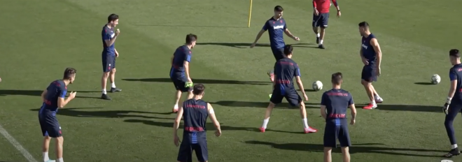 Los jugadores del Levante realizan un rondo.