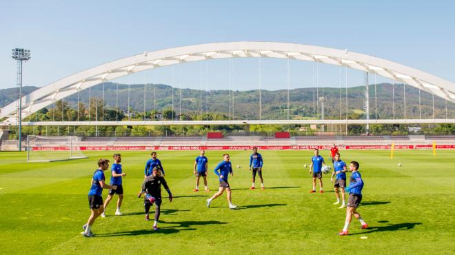 Los jugadores de Gaizka Garitano se ejercitan este lunes en Lezama al sol (Foto: Athletic Club).