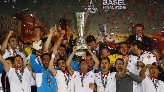 José Antonio Reyes levanta la Europa League lograda por el Sevilla FC en Basilea.