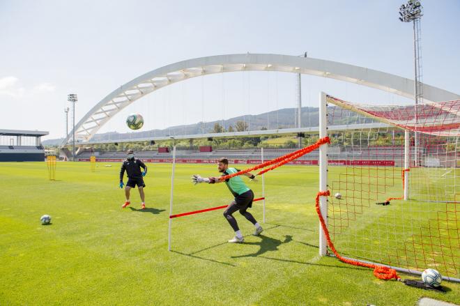 El meta Unai Simón se ejercita con las gomas a la vista del arco en Lezama (Foto: Athletic Club).
