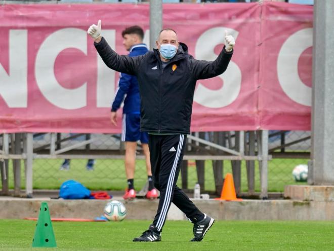 Víctor Fernández, eufórico en la vuelta a los entrenamientos tras el parón (Foto: Real Zaragoza