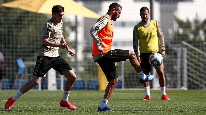 Benzema, Valverde y Hazard, durante el entrenamiento del Real Madrid (Foto: Real Madrid).