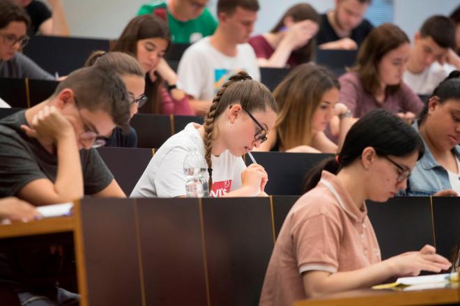 Un grupo de estudiantes al inicio de un examen en las universidades (Foto: EFE).