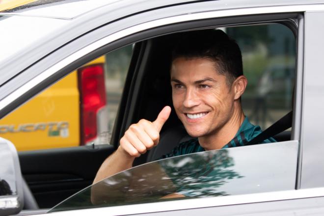 Cristiano Ronaldo llega en coche a las instalaciones de la Juventus.