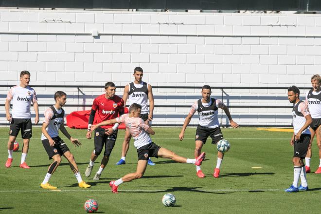 Celades podrá entrenar con todos sus efectivos a partir del lunes (Foto: Valencia CF)