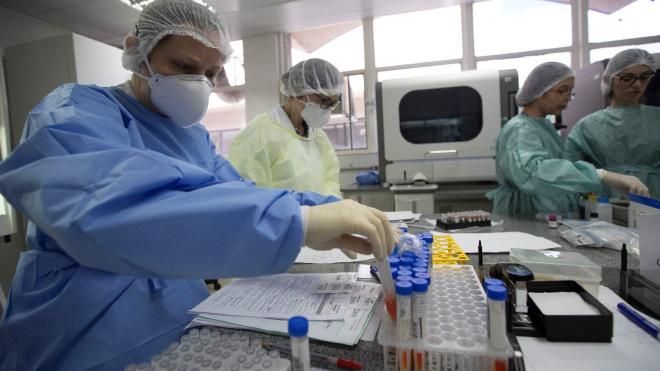Científicos experimentan una vacuna contra el coronavirus en un laboratorio.
