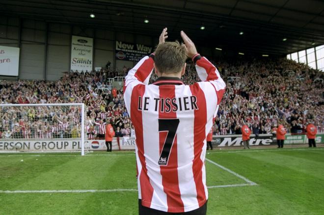 Matt Le Tissier aplaude delante de la afición del Southampton.