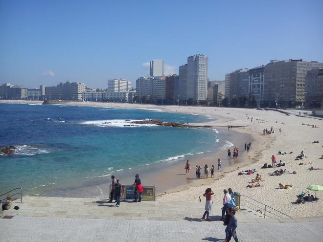 Playa de Riazor en A Coruña, durante una época pasada de turismo.
