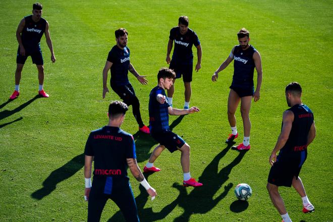 Jugadores del Levante UD durante una sesión de entrenamiento dirigido por Nafti.