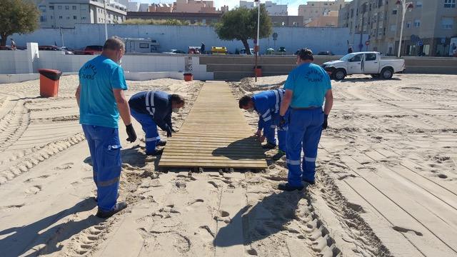Acondicionamiento de las playas gaditanas (Foto: Ayuntamiento de Cádiz).