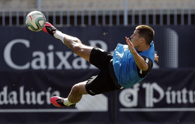 Diego realiza un remate acrobático en un entrenamiento (Foto: LaLiga).