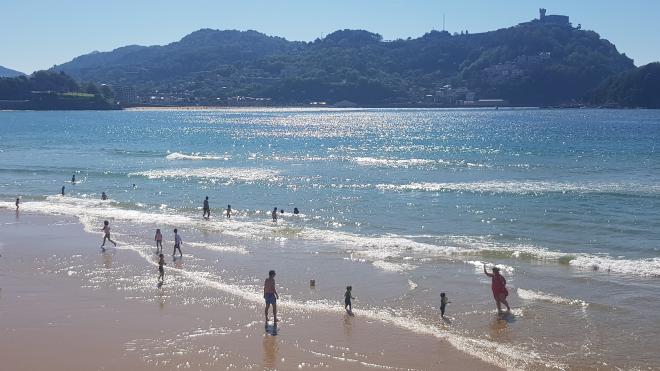 La playa de La Concha en San Sebastián se prepara para la Fase 2 de la desescalada.