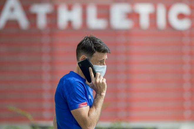 Aduriz recibe una llamada, durante el entrenamiento del Athletic (Foto: Athletic)