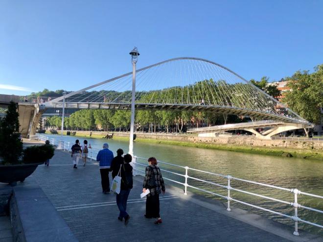 Ciudadanos de Bilbao pasean por la ría.
