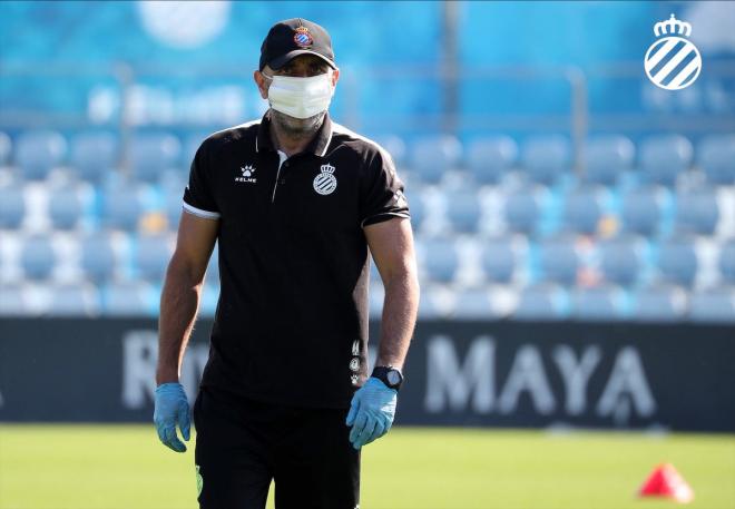 Abelardo, con mascarilla, dirige un entrenamiento del Espanyol (FOTO: @RCDEspanyol).