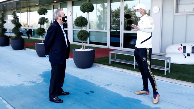 Florentino Pérez charla con Zidane (Foto: Real Madrid).