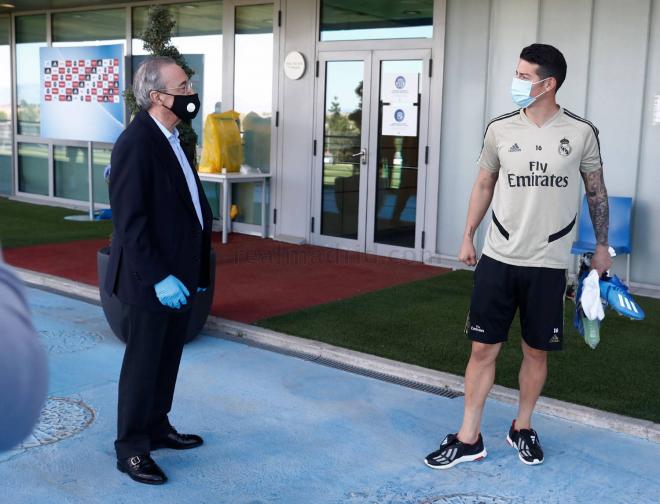 Florentino Pérez charla con James Rodríguez (Foto: Real Madrid).