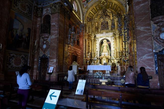 Personas en la iglesia de la Macarena de Sevilla en la fase 1 de la desescalada (Foto: Kiko Hurtado).