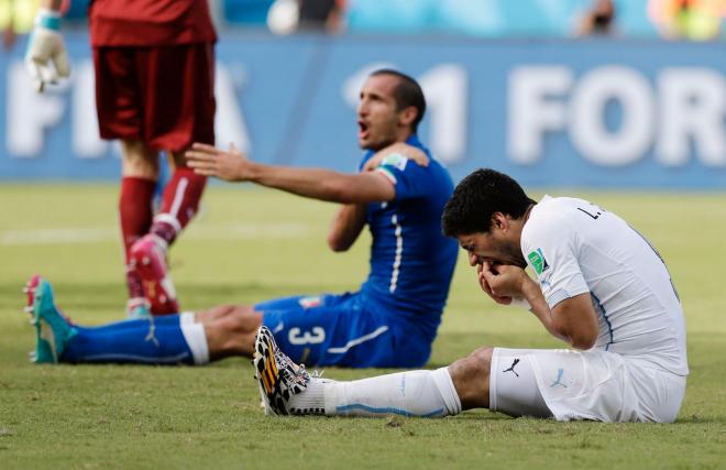 Suárez mordió a Chiellini en un partido del Mundial de 2014.