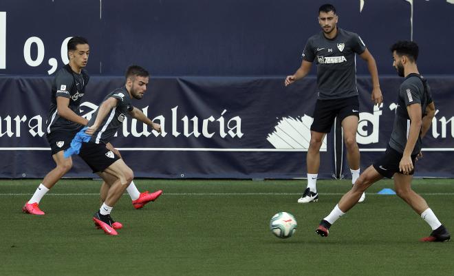 Varios jugadores del Málaga durante un entreno en La Rosaleda.