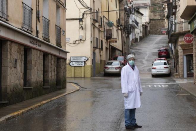 Un médico, en la calle de un pueblo durante la pandemia de coronavirus.