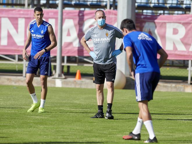 Víctor Fernández observa un entrenamiento (Foto: Tino Gil/Real Zaragoza).