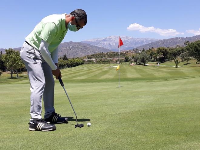 Un golfista con mascarilla (Foto: Federación Andaluza de Golf).