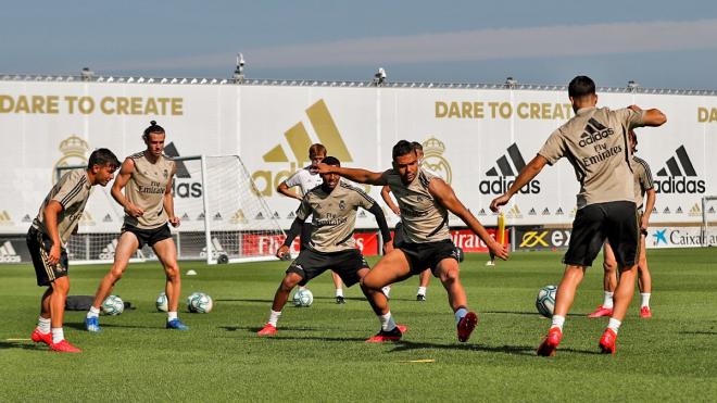 Los jugadores del Real Madrid, en el entrenamiento de este sábado.