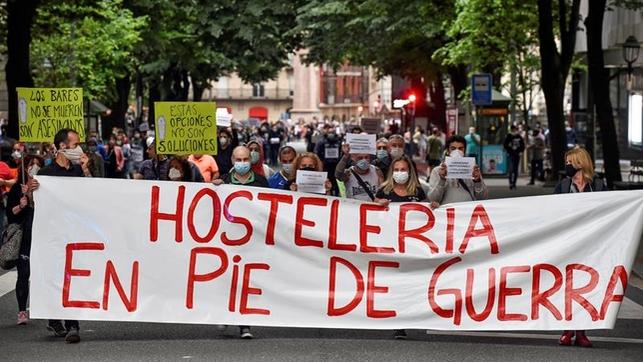 Hosteleros de Bizkaia en la manifestación de Bilbao (Foto: EFE).