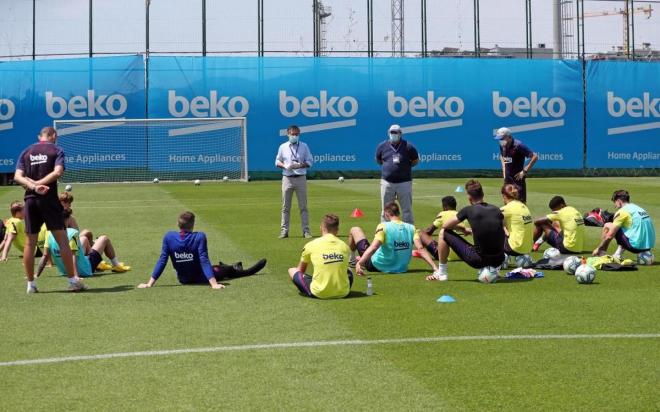 Josep María Bartomeu, en el entrenamiento del Barcelona charlando con los jugadores (@FCBarcelona)