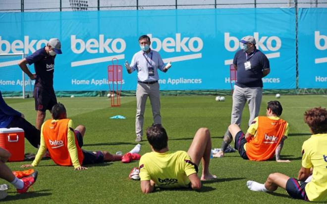Josep María Bartomeu, en el entrenamiento del Barcelona charlando con los jugadores (@FCBarcelona)