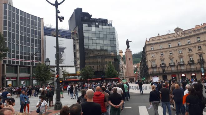 Los hosteleros de Bilbao, en la manifestación contra las medidas del Goierno.