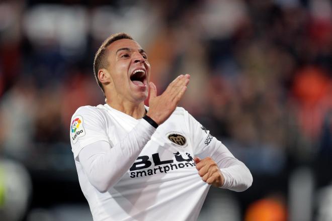 Rodrigo celebra su hat-trick con el Valencia ante el Getafe en los cuartos de final de Copa en 2019.