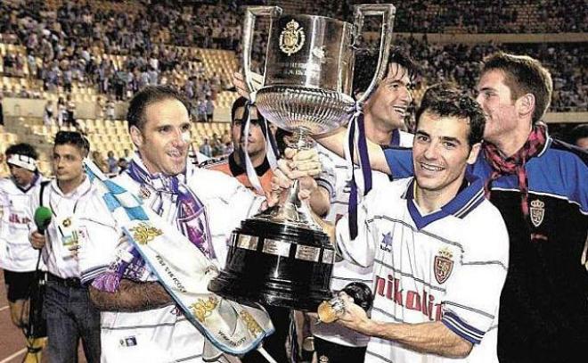 Ander Garitano sujeta la Copa del Rey a la izquierda de la foto