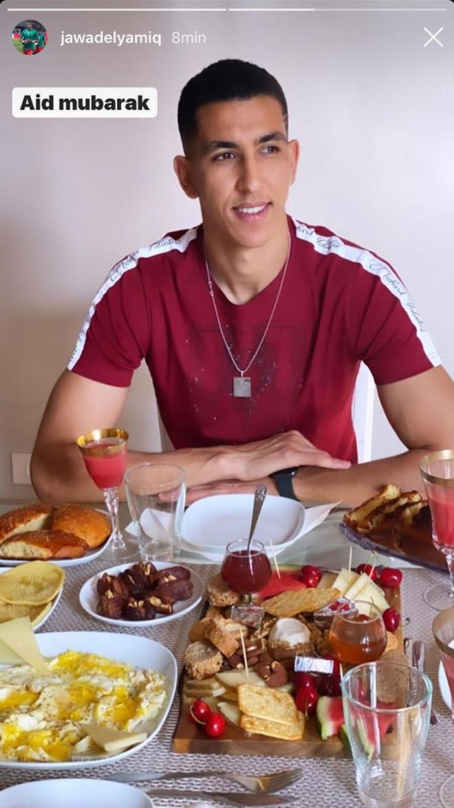 El Yamiq sonríe sobre la mesa repleta de comida tras finalizar el Ramadán (Foto: Instagram @jawad