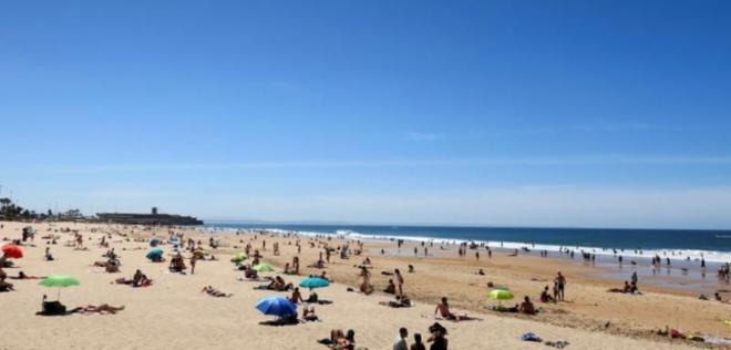 La playa de Carcavelos durante el verano post coronavirus.