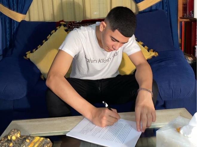 Salim El Jebari El Hannouni firma su nuevo contrato.