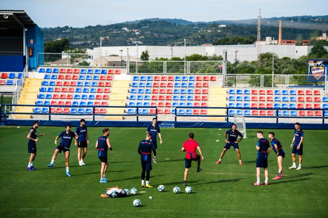 Último entrenamiento en grupos de 10 jugadores. (Foto: Levante UD)