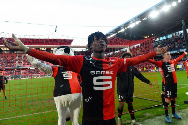 Eduardo Camavinga, relacionado con el Atlético de Madrid, celebra un triunfo con el Rennes (Foto: EFE):