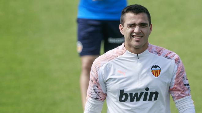 Maxi Gómez guiña un ojo en el entrenamiento (Foto: Valencia CF)