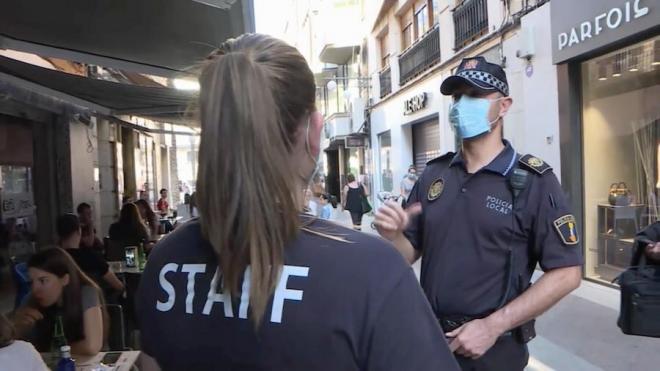 Policía en Elche vigilando el uso de mascarillas