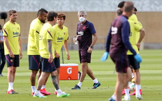 Quique Setién, con los jugadores en la sesión de este lunes (Foto: FC Barcelona).