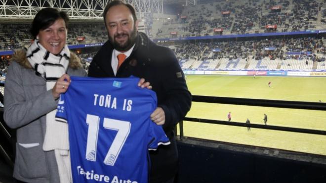 Toña Is, junto a Menéndez Vallina, en su homenaje en el Tartiere (Foto: Real Oviedo).