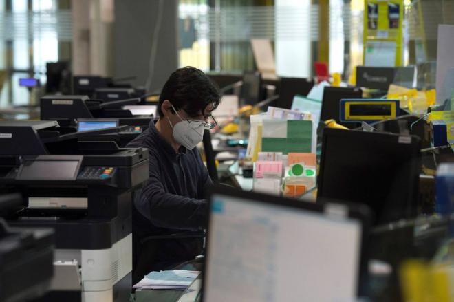 Un trabajador con mascarilla para evitar el contagio en una oficina (FOTO: EFE).